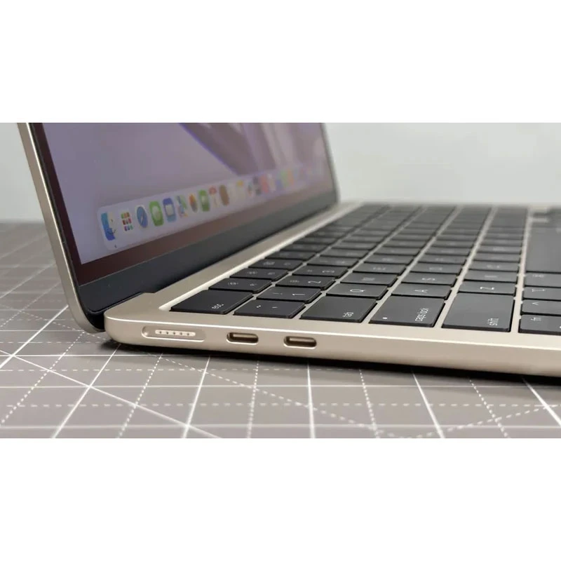 لپ‌تاپ اپل مدل MacBook Air MW0Y3 2025 LLA با پردازنده Apple M4، رم 16GB، حافظه SSD با ظرفیت 256GB، نمایشگر 13.6 اینچ Retina، دارای نور پس‌زمینه کیبورد، حسگر اثر انگشت، سیستم‌عامل Apple Mac OS